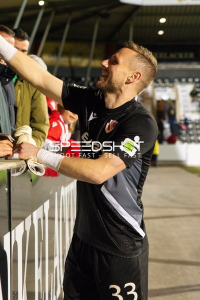 Torwart begrüßt Fans