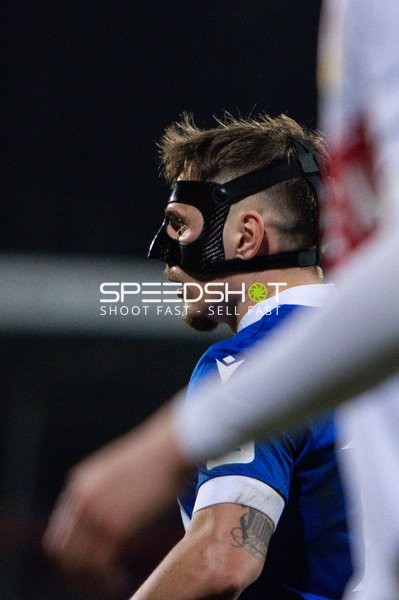 Spieler mit Maske in Aktion