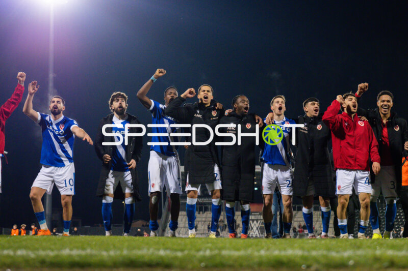 Spieler feiern gemeinsam