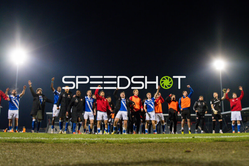 Spieler feiern gemeinsam