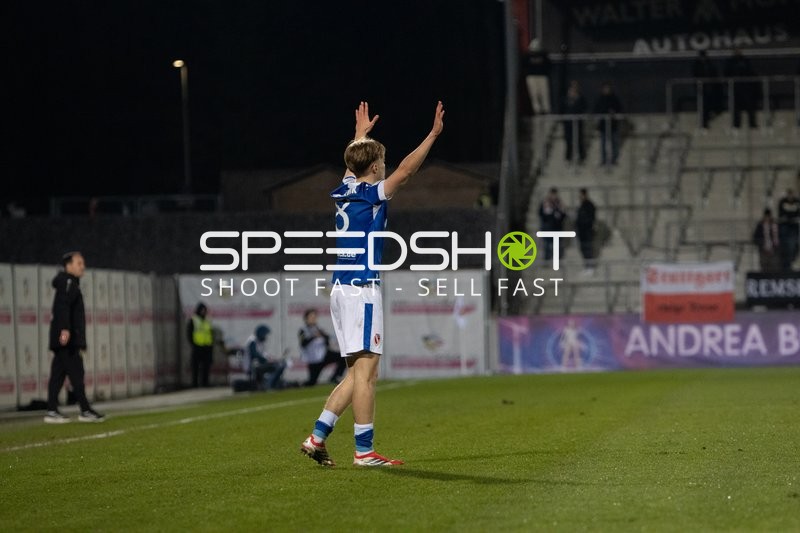 Spieler mit erhobenen Armen