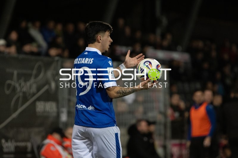 Einwurf von Jannis Boziaris (19; FC Energie Cottbus)