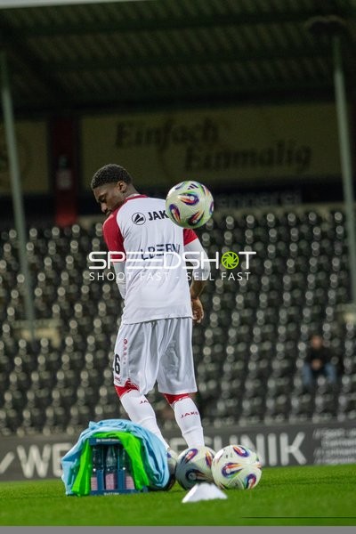 Spieler mit Ball am Fuß