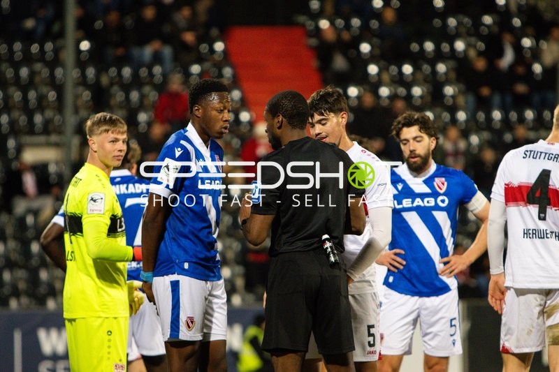 Diskussion mit Schiedsrichter