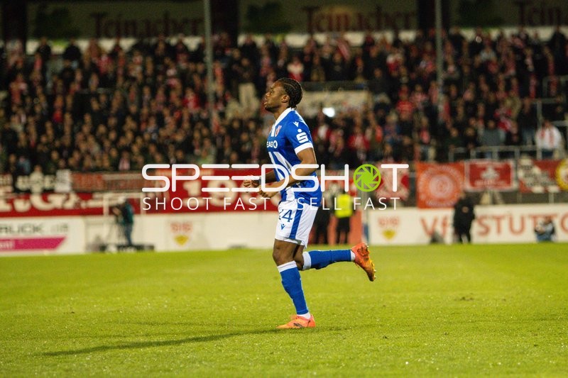 Spieler läuft auf Feld