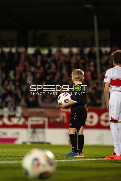 Schiedsrichterkind mit Ball