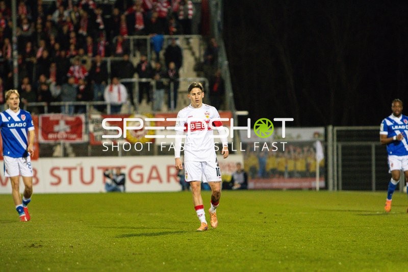 Spielszene mit Nicolás Sessa (10; VfB Stuttgart II) und Lukas Michelbrink (8; FC Energie Cottbus)