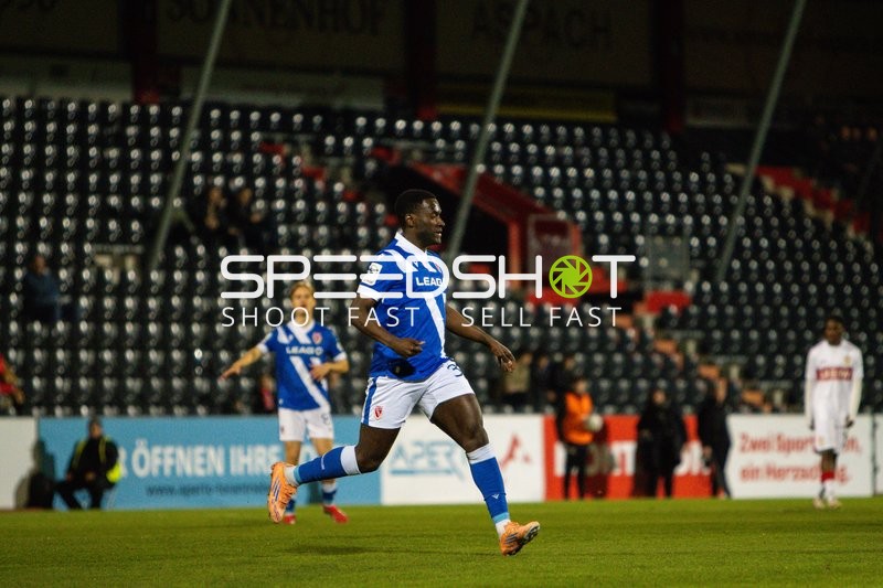 Spieler läuft mit Ball