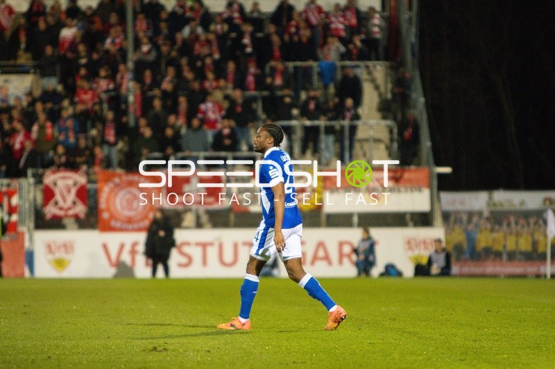 Spieler läuft auf dem Feld