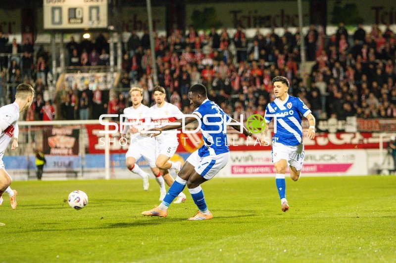 Ballaktion mit Jannis Boziaris (19; FC Energie Cottbus) und Mirza Catovic (5; VfB Stuttgart II)