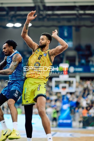 easyCredit BBL: Norris Agbakoko (17; Alba Berlin) und Niklas Würzner (2; MLP Academics Heidelberg) im Zweikampf