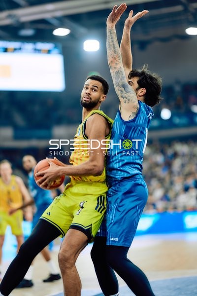 Spielaktion mit Norris Agbakoko (17; Alba Berlin)