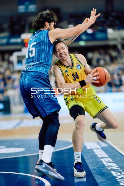 Spielaktion mit Justin Bean (34; Alba Berlin) und Marcel Keßen (15; MLP Academics Heidelberg)