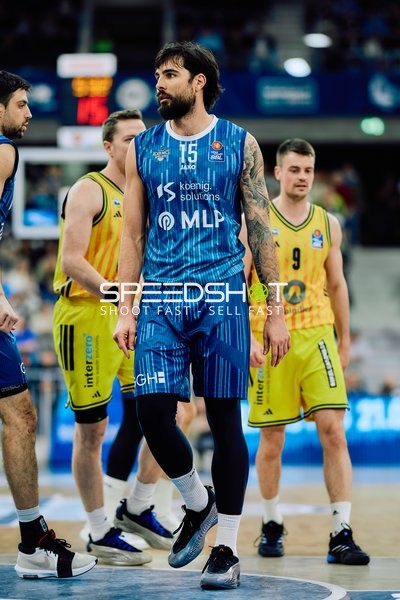 easyCredit BBL: Marcel Keßen (15; MLP Academics Heidelberg) und Mateo Seric (21; MLP Academics Heidelberg) mit Jonas Mattisseck (9; Alba Berlin) und Justin Bean (34; Alba Berlin)