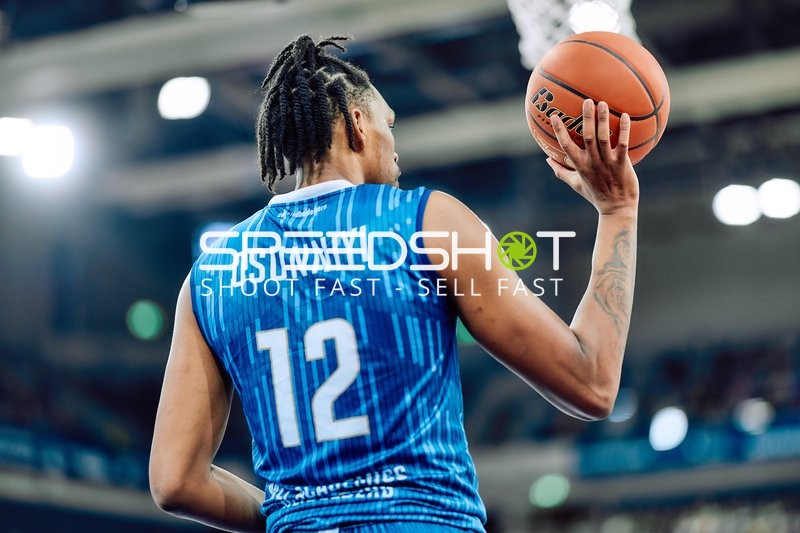 Spielaktion mit Osun Osunniyi (12; MLP Academics Heidelberg)