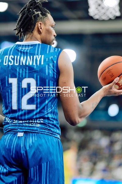 Spielaktion mit Osun Osunniyi (12; MLP Academics Heidelberg)