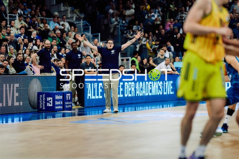 easyCredit BBL: Szene mit Teamstaff am Spielfeldrand