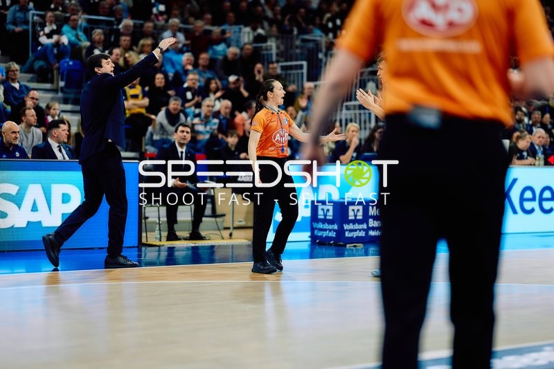 Szene mit Pedro Calles (999; Alba Berlin) und Sebastian Trzcionka (998; Alba Berlin)