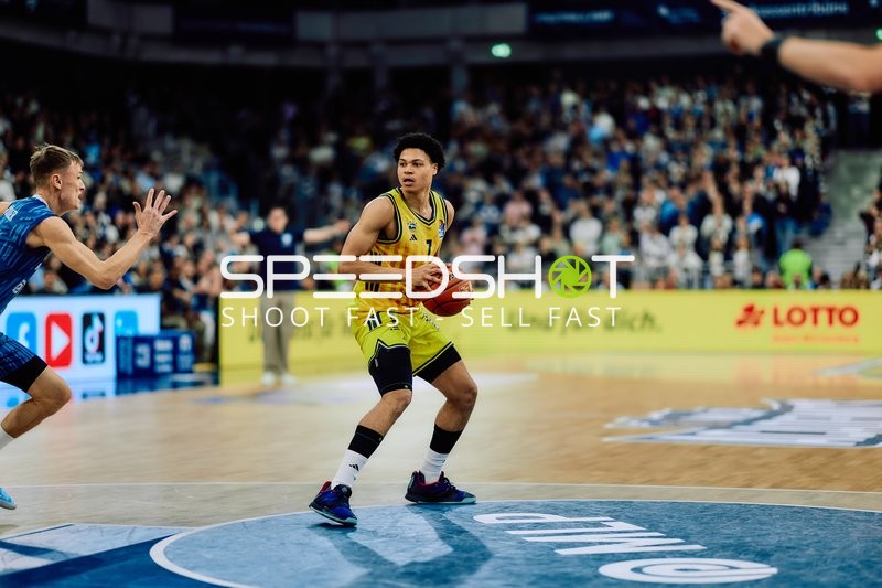 Spielaktion mit Jack Kayil (7; Alba Berlin) und Niklas Würzner (2; MLP Academics Heidelberg)