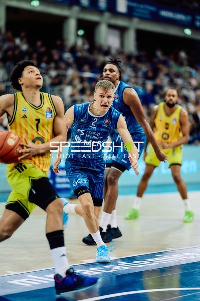 Spielaktion mit Niklas Würzner (2; MLP Academics Heidelberg) und Osun Osunniyi (12; MLP Academics Heidelberg)