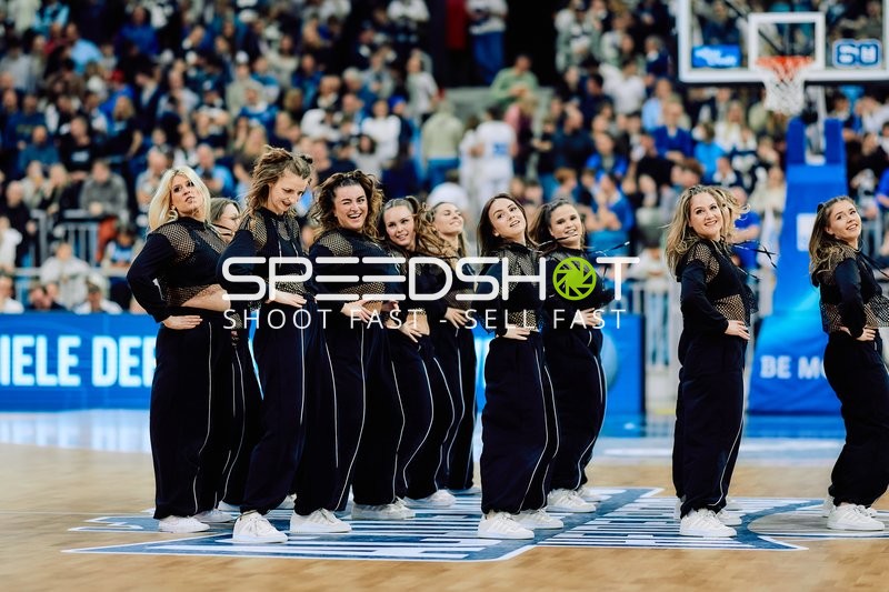 Basketball-Szene mit Cheerleaderinnen