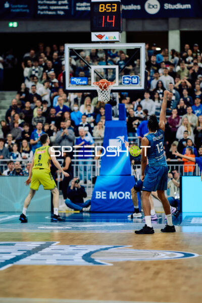 Spielaktion mit Jonas Mattisseck (9; Alba Berlin) und Osun Osunniyi (12; MLP Academics Heidelberg)