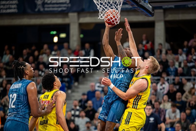 Spielaktion mit Osun Osunniyi (12; MLP Academics Heidelberg)