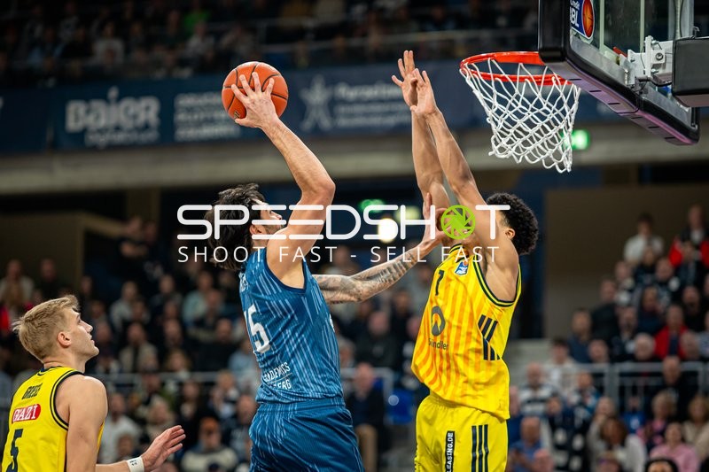 Spielaktion mit Sam Griesel (5; Alba Berlin)