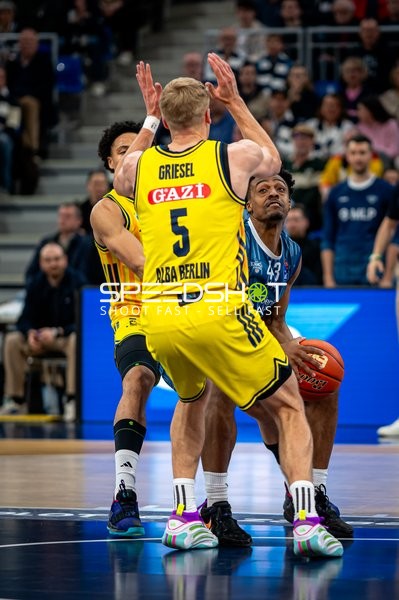 Spielaktion mit Eric Reed Jr. (43; MLP Academics Heidelberg) und Sam Griesel (5; Alba Berlin)