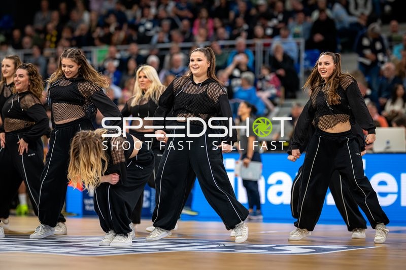 Tanzgruppe auf dem Spielfeld