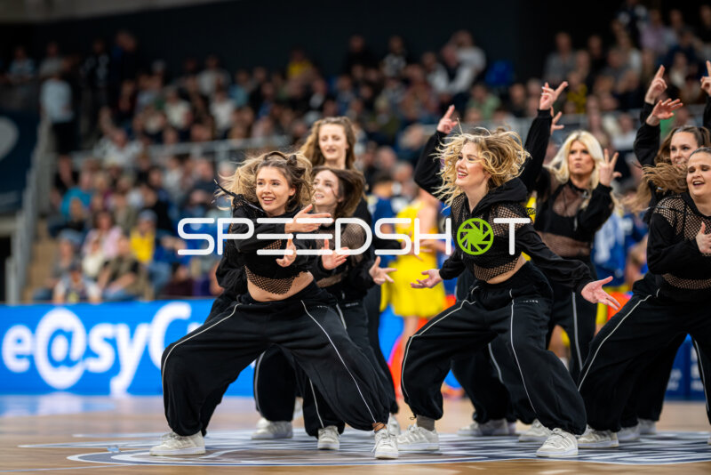 easyCredit BBL: Cheerleader Performance im SNP-Dome