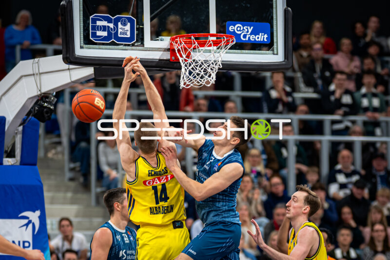Spielaktion mit Dusan Neskovic (7; MLP Academics Heidelberg) und Martynas Echodas (14; Alba Berlin)