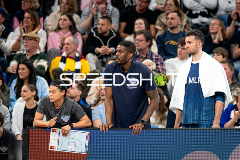 Szene mit Paul Zipser (9; MLP Academics Heidelberg), Shy Ely (997; MLP Academics Heidelberg) und Serena Benavente (998; MLP Academics Heidelberg)