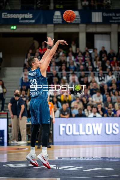 Spielaktion mit Ryan Mikesell (33; MLP Academics Heidelberg)