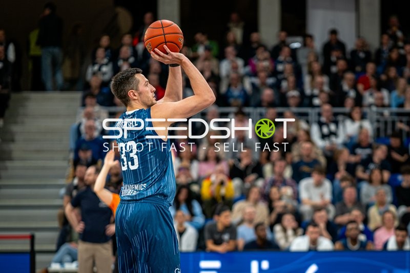 Spielaktion mit Ryan Mikesell (33; MLP Academics Heidelberg)