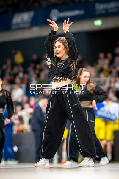 Basketball-Szene mit Cheerleaderinnen