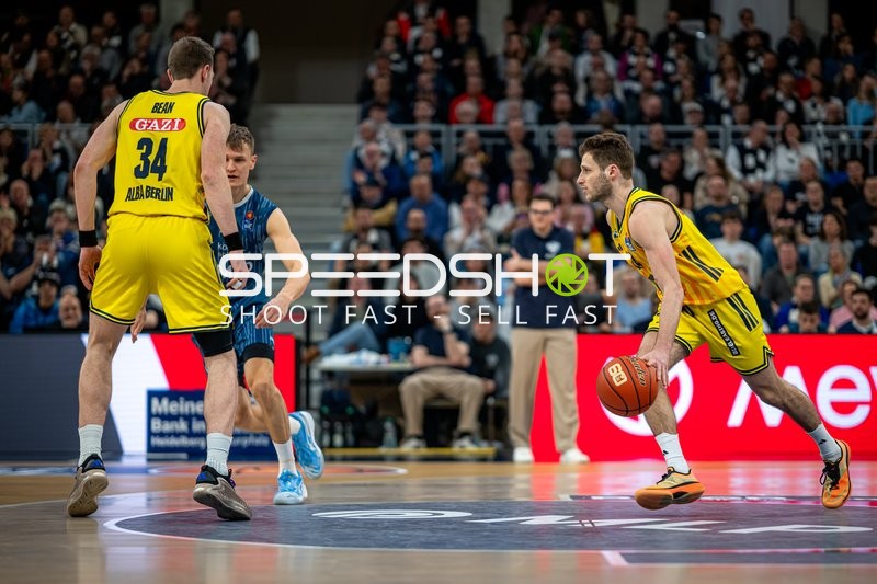 Spielaktion mit Justin Bean (34; Alba Berlin) und Niklas Würzner (2; MLP Academics Heidelberg)