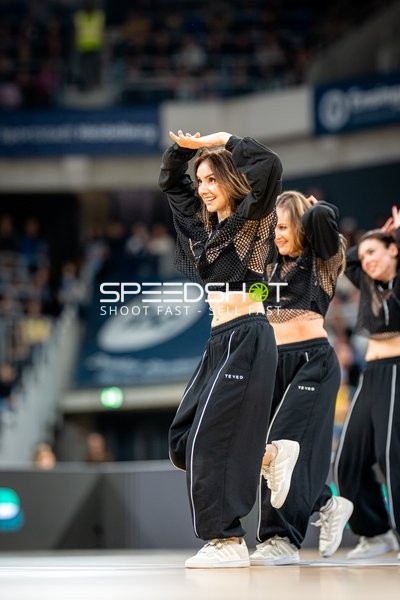 Basketball-Szene mit Cheerleaderinnen