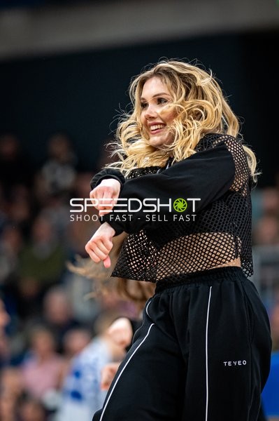 Basketball-Szene mit Cheerleaderin