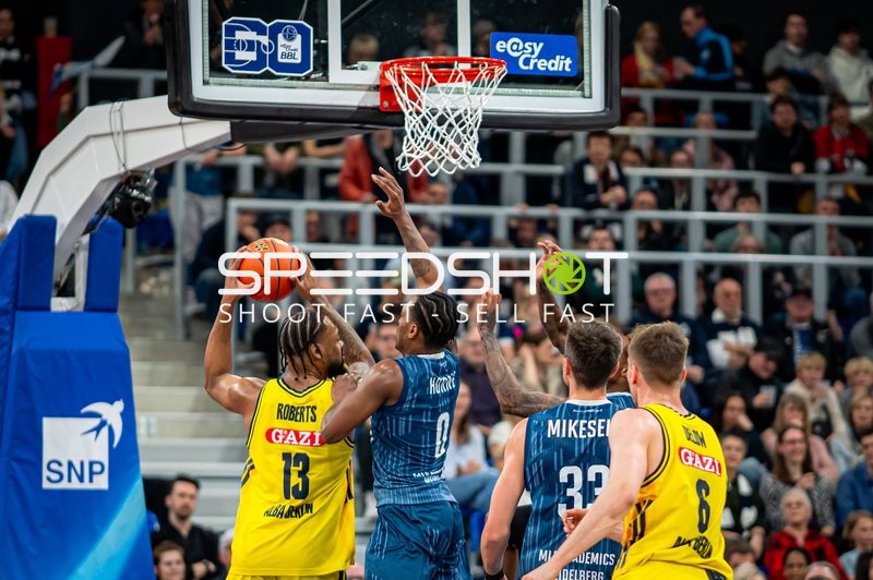 Spielaktion mit Jwan Roberts (13; Alba Berlin) und DJ Horne (0; MLP Academics Heidelberg)