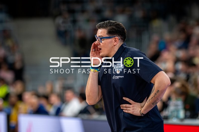 Coach Carlo Finetti (999; MLP Academics Heidelberg) am Spielfeldrand
