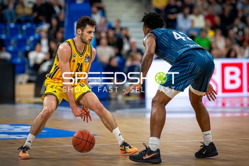 Spielaktion mit 24; Alba Berlin und 42; MLP Academics Heidelberg