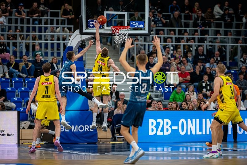 Spielaktion mit Martynas Echodas (14; Alba Berlin) und Niklas Würzner (2; MLP Academics Heidelberg)