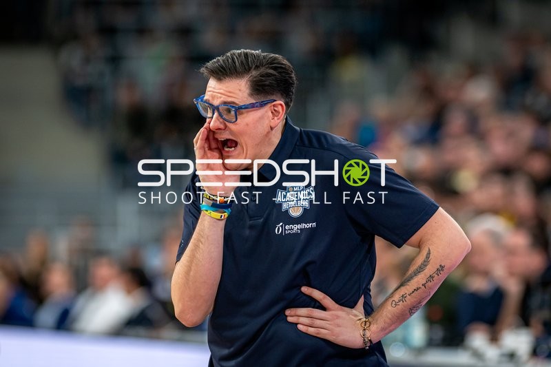 Coach Pedro Calles (999; Alba Berlin) am Spielfeldrand