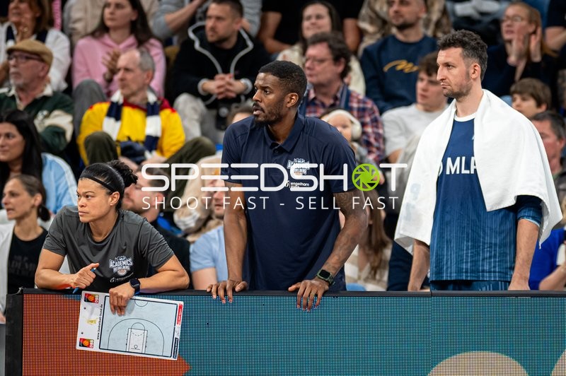 Szene mit Paul Zipser (9; MLP Academics Heidelberg), Vladimir Bogojevic (997; Alba Berlin) und Sebastian Trzcionka (998; Alba Berlin)