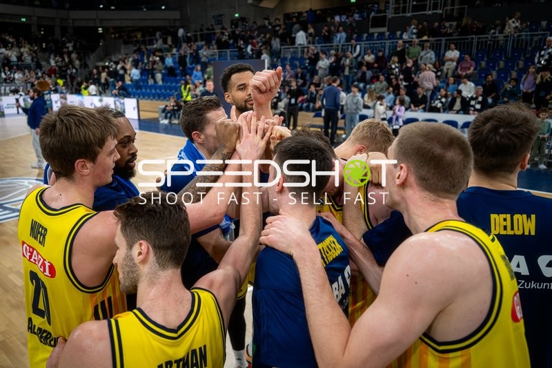 Spielaktion mit Norris Agbakoko (17; Alba Berlin) und Teamkollegen