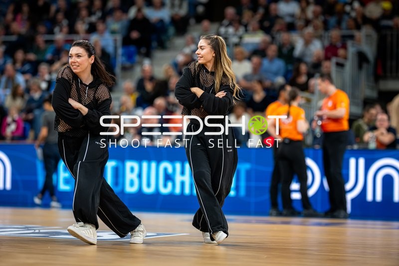 Basketball-Szene mit Tänzerinnen