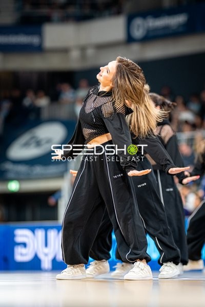 Tänzerinnen bei Auftritt in Halle