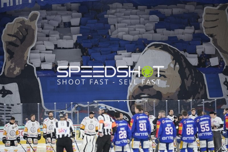 Spieler von EHC Kloten vor Fan-Choreografie