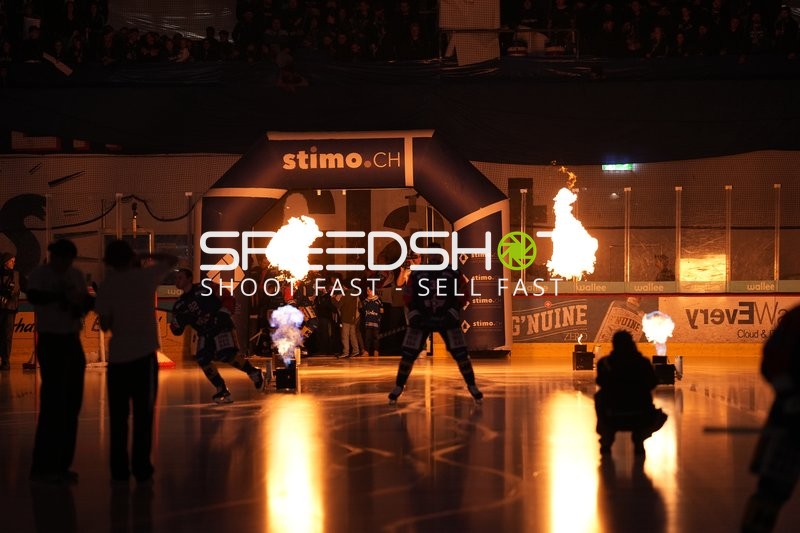 Einlauf von EHC Kloten in Swiss Arena